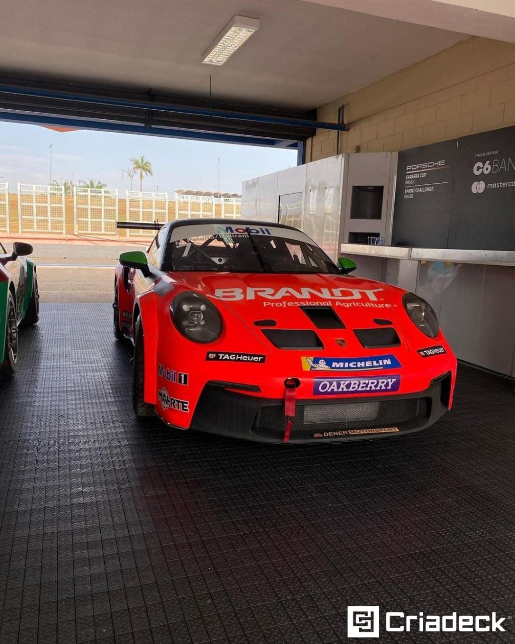 Porsche Cup 2022: Criadeck Garante Segurança Com Pisos Pixel em Goiânia.